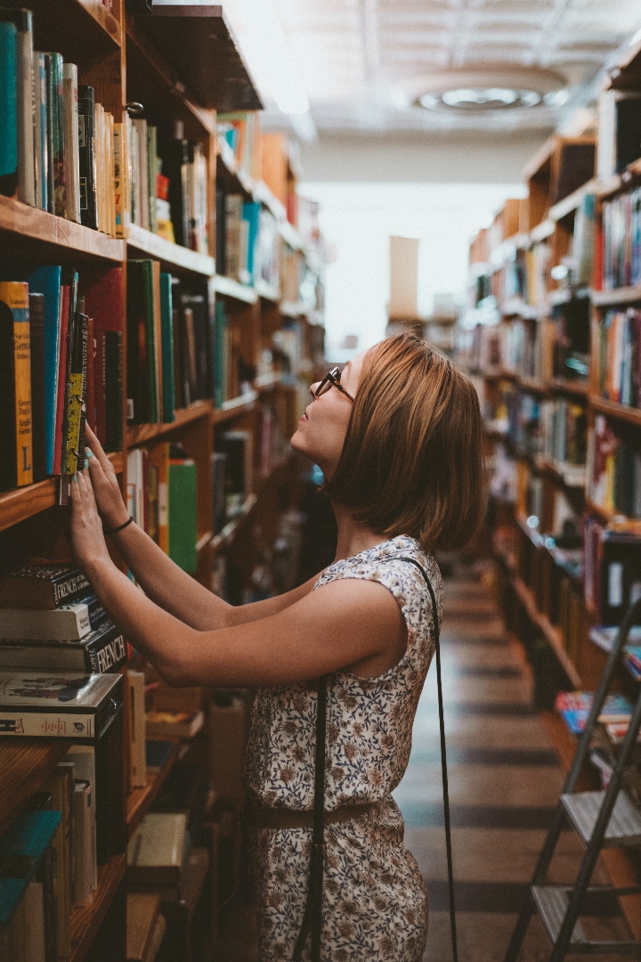 Boekenbank woman bookstore